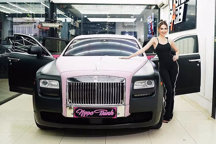 Mới đây, Công an TP.HCM đã bắt tạm giam Trần Thị Ngọc Trinh (34 tuổi, quê ở Trà Vinh) về tội "Gây rối trật tự công cộng". Trước khi “lấn sân” sang môtô phân khối lớn, “nữ hoàng nội y” cũng đã từng sở hữu nhiều dòng ôtô hạng sang. Một trong những mẫu xe gây ồn ào nhất đó là chiếc Rolls-Royce Ghost đời cũ, mức giá của chiếc xe này được đồn đoán gần 10 tỷ đồng. 