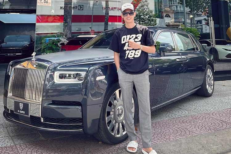 Trước khi bị bắt khẩn cấp vì tội danh lừa đảo và chiếm đoạt tài sản, trùm buôn siêu xe Phan Công Khanh cũng thường xuyên khoe chiếc xe siêu sang Rolls-Royce Phantom VIII giá khoảng 80 tỷ đồng. Tay cò siêu xe này còn từng nêu quan điểm của mình là "tất cả doanh nhân thành đạt, hay có điều kiện đều phải sở hữu xe Rolls-Royce".