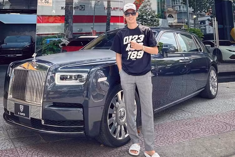 Trước khi bị bắt khẩn cấp vì tội danh lừa đảo và chiếm đoạt tài sản, trùm buôn siêu xe Phan Công Khanh cũng thường xuyên khoe chiếc xe siêu sang Rolls-Royce Phantom VIII giá khoảng 80 tỷ đồng. Tay cò siêu xe này còn từng nêu quan điểm của mình là "tất cả doanh nhân thành đạt, hay có điều kiện đều phải sở hữu xe Rolls-Royce".