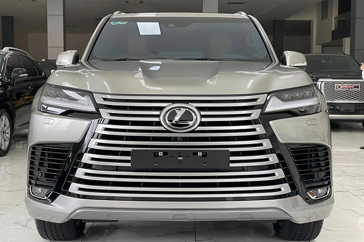 Ngoài ra, Lexus cũng mở rộng hốc hút gió ở hai bên đầu xe. Nhìn tổng thể ở khoảng cách gần các đường nét ở đầu xe khá giống Camry thế hệ mới. Nổi bật ở đuôi xe là dải đèn hậu LED thanh mảnh, khác hẳn vẻ nhàm chán ở bản cũ. Xe vẫn có đèn pha LED thông minh chiếu theo góc lái, đèn LED định vị ban ngày hình móc câu nhưng được làm sắc xảo hơn.