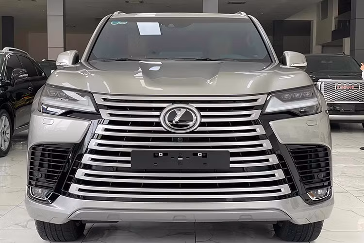Ngoài ra, Lexus cũng mở rộng hốc hút gió ở hai bên đầu xe. Nhìn tổng thể ở khoảng cách gần các đường nét ở đầu xe khá giống Camry thế hệ mới. Nổi bật ở đuôi xe là dải đèn hậu LED thanh mảnh, khác hẳn vẻ nhàm chán ở bản cũ. Xe vẫn có đèn pha LED thông minh chiếu theo góc lái, đèn LED định vị ban ngày hình móc câu nhưng được làm sắc xảo hơn.