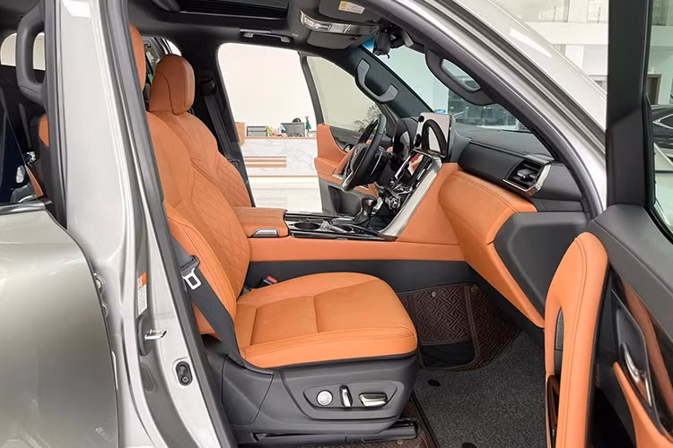 Hộc để đồ có tính năng làm mát và được thiết kế cực kỳ rộng rãi, có thể mở từ hai bên, rất tiện lợi. Bên cạnh đó là rất nhiều cổng sạc USB type-C cho các thiết bị di động. Tuy nhiên, xe chưa có một số tiện ích thường thấy trên SUV hạng sang 4 chỗ như tủ lạnh, bàn làm việc.