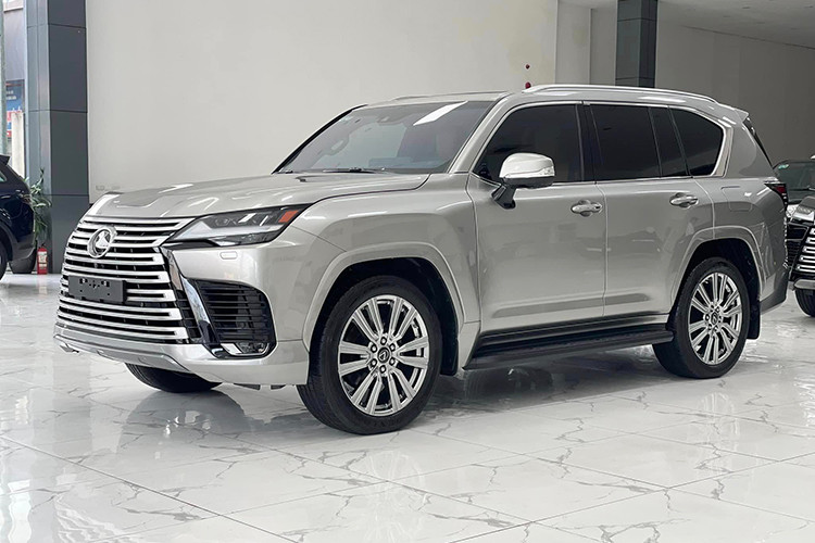 Khi mới về Việt Nam, mức giá xe Lexus LX600 Ultra Luxury 2023 bản 4 chỗ được một số đại lý tư nhân chào bán khoảng hơn 10 tỷ đồng và phải đặt trước. Hiện chiếc Lexus LX600 4 chỗ 2023 siêu lướt mới lăn bánh 145km trong bài viết này đang được một đại lý tư nhân chào bán với mức giá khoảng hơn 9 tỷ đồng, rẻ hơn khoảng 1 tỷ đồng so với mua mới.