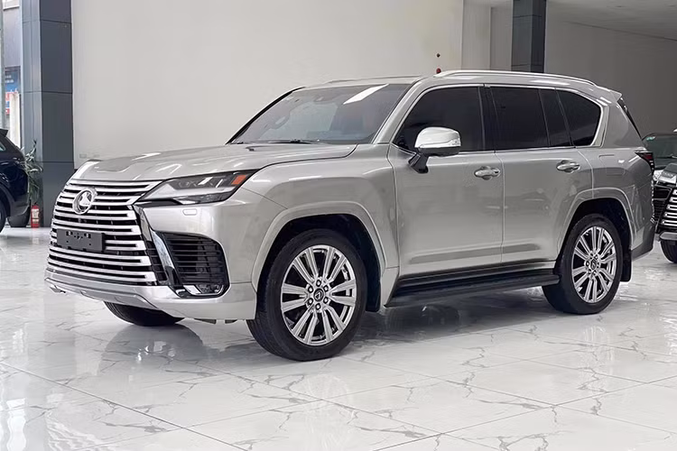 Khi mới về Việt Nam, mức giá xe Lexus LX600 Ultra Luxury 2023 bản 4 chỗ được một số đại lý tư nhân chào bán khoảng hơn 10 tỷ đồng và phải đặt trước. Hiện chiếc Lexus LX600 4 chỗ 2023 siêu lướt mới lăn bánh 145km trong bài viết này đang được một đại lý tư nhân chào bán với mức giá khoảng hơn 9 tỷ đồng, rẻ hơn khoảng 1 tỷ đồng so với mua mới.