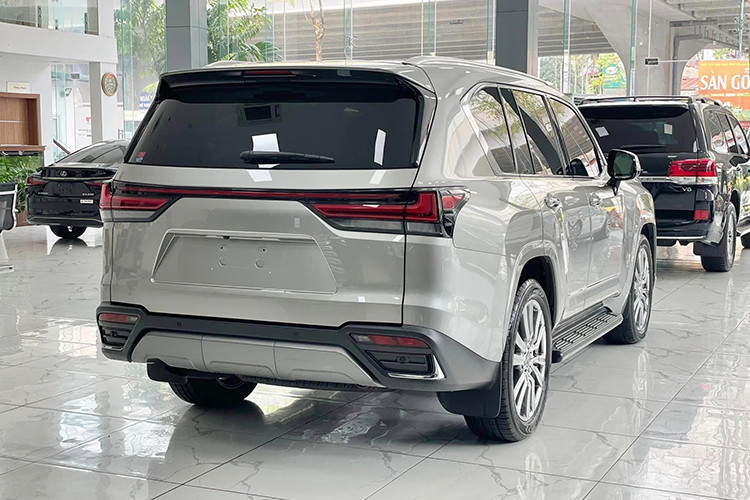 Mẫu xe SUV hạng sang Lexus LX600 2023 phiên bản 4 chỗ sở hữu đầy đủ các công nghệ an toàn nổi tiếng như kiểm soát lực kéo, hỗ trợ khởi hành ngang dốc, hỗ trợ đổ đèo, cân bằng điện tử, cảnh báo điểm mù, cảnh báo tiền va chạm, theo dõi áp suất lốp, cảnh báo lệch làn đường.