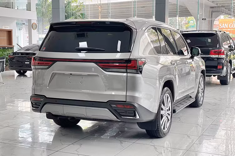 Mẫu xe SUV hạng sang Lexus LX600 2023 phiên bản 4 chỗ sở hữu đầy đủ các công nghệ an toàn nổi tiếng như kiểm soát lực kéo, hỗ trợ khởi hành ngang dốc, hỗ trợ đổ đèo, cân bằng điện tử, cảnh báo điểm mù, cảnh báo tiền va chạm, theo dõi áp suất lốp, cảnh báo lệch làn đường.
