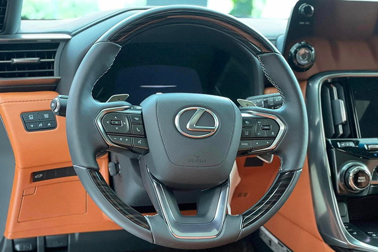 Không chỉ loại bỏ hàng ghế thứ 3, tăng không gian chứa đồ (lên 1.160 lít), Lexus LX600 Ultra Luxury bản 4 chỗ còn giúp người ngồi ở vị trí ông chủ có tầm quan sát tốt nhất với tính năng ngả tựa đầu hàng ghế trước. Bệ tỳ tay tích hợp nhiều tiện nghi giải trí hiện đại như màn hình cảm ứng điều chỉnh các chức năng massage, làm mát, sưởi, bệ đỡ chân, đèn viền nội thất.