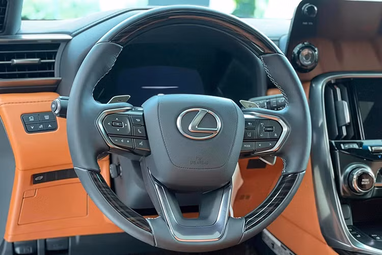 Không chỉ loại bỏ hàng ghế thứ 3, tăng không gian chứa đồ (lên 1.160 lít), Lexus LX600 Ultra Luxury bản 4 chỗ còn giúp người ngồi ở vị trí ông chủ có tầm quan sát tốt nhất với tính năng ngả tựa đầu hàng ghế trước. Bệ tỳ tay tích hợp nhiều tiện nghi giải trí hiện đại như màn hình cảm ứng điều chỉnh các chức năng massage, làm mát, sưởi, bệ đỡ chân, đèn viền nội thất.