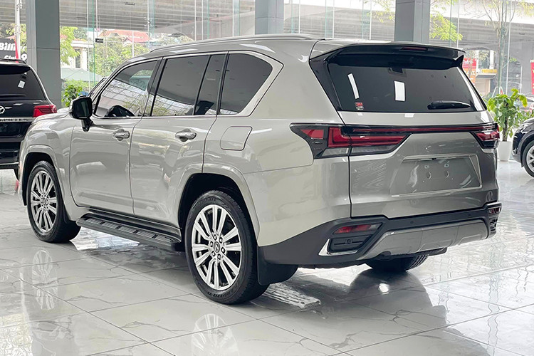 Về thiết kế, phần đầu Lexus X600 Ultra Luxury 4 chỗ nổi bật lưới tản nhiệt mới, hãng xe Nhật vẫn ứng dụng thiết kế kiểu con suốt nhưng các thanh nan kim loại được làm dày, to bản hơn hẳn bản cũ. Điều này tạo hiệu ứng hình ảnh về mặt thị giác rất mạnh.