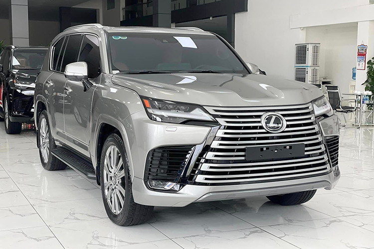 Mẫu xe SUV Lexus LX600 hạng sang xuất hiện tại thị trường Việt vào năm 2022 và được nhiều đại gia đón nhận. LX600 khá hiếm tại Việt Nam bởi số lượng đặt hàng ít bởi hàng về khá chậm, chính vì thế lượng xe bán ra trên thị trường ôtô cũ cũng không nhiều.