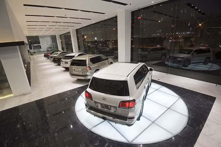 Trước đó, Lexus đã công bố tagline mới "Experience Amazing" (tạm dịch: "Trải nghiệm tuyệt vời") trong một sự kiện phong cách đẳng cấp của Lexus được tổ chức ở Miami (Mỹ). Lần đầu tiên trong suốt lịch sử hơn 30 năm, Lexus chính thức bước chân vào lãnh địa của những thương hiệu phong cách sống đẳng cấp, không phải chỉ bằng những câu chuyện về các thông số kỹ thuật ôtô, mà còn bằng cách tạo ra cảm xúc trải nghiệm với những sản phẩm mang đậm tính thời thượng.