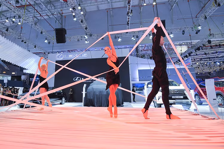 Những mẫu xe đẳng cấp được chính các chuyên gia Nhật Bản nghiên cứu kỹ lưỡng trước khi giới thiệu cho khách hàng nhằm đảm bảo phù hợp với nhu cầu và điều kiện đường sá, khí hậu thực tế tại Việt Nam. Tất cả các mẫu xe Lexus đều được nhập khẩu chính hãng từ Nhật Bản với tiêu chuẩn chất lượng toàn cầu nghiêm ngặt của Lexus, không chỉ thỏa mãn những yêu cầu cơ bản của một chiếc xe sang, mà còn khơi dậy cảm xúc tuyệt vời nhất cho khách hàng trong mỗi hành trình. 