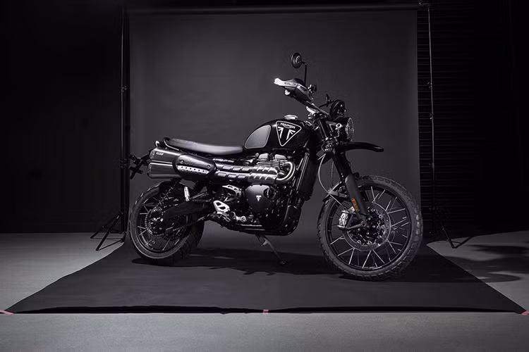 Nằm trong sự kiện quảng bá cho phần phim mới của loạt phim Điệp viên 007, Thương hiệu xe Triumph đã kết hợp cùng đội ngũ sản xuất phim James Bond nhằm tạo ra phiên bản đặc biệt Triumph Scrambler 1200 Bond Edition mới với số lượng giới hạn chỉ 250 xe trên toàn thế giới.