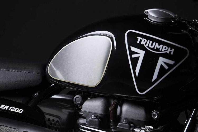 Bên cạnh đó, chiếc Scrambler 1200 Bond Edition còn được trang bị hệ thống ống xả và ốp thân xe được đóng dấu 007, yên xe bọc da với đường chỉ thêu tạo nên logo 007 và bảng đồng hồ TFT-LCD có màn hình chào đi kèm logo Bond.