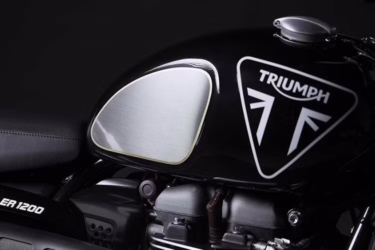 Bên cạnh đó, chiếc Scrambler 1200 Bond Edition còn được trang bị hệ thống ống xả và ốp thân xe được đóng dấu 007, yên xe bọc da với đường chỉ thêu tạo nên logo 007 và bảng đồng hồ TFT-LCD có màn hình chào đi kèm logo Bond.