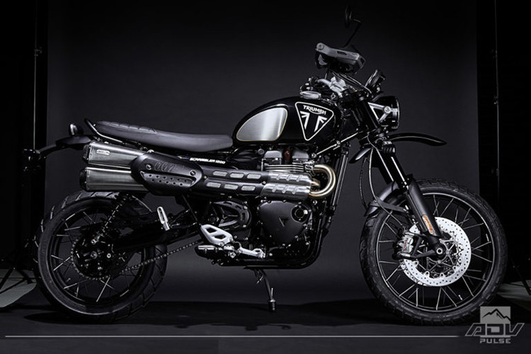 Ngoài các điểm đặc biệt nói trên, Triumph Scrambler 1200 Bond Edition vẫn tiếp tục sử dụng động cơ xylanh đôi, dung tích 1.200 cc, sản sinh công suất 89 mã lực tại tua máy 7.400 vòng/phút và mômen xoắn cực đại 110 Nm tại tua máy 3.950 vòng/phút.