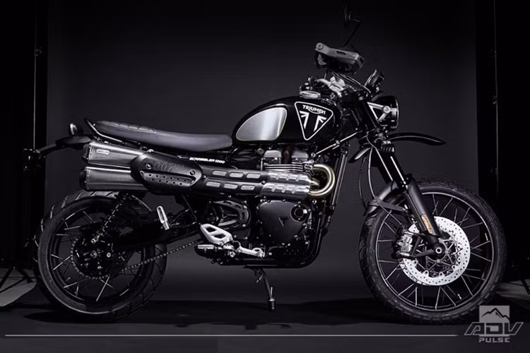 Ngoài các điểm đặc biệt nói trên, Triumph Scrambler 1200 Bond Edition vẫn tiếp tục sử dụng động cơ xylanh đôi, dung tích 1.200 cc, sản sinh công suất 89 mã lực tại tua máy 7.400 vòng/phút và mômen xoắn cực đại 110 Nm tại tua máy 3.950 vòng/phút.