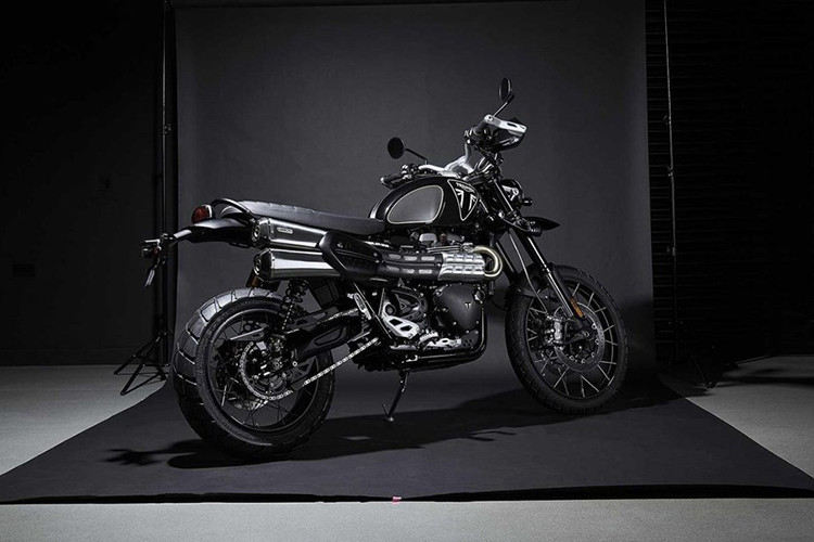 Lấy cảm hứng từ phần phim "No Time to Die" trong loạt phim James Bond, mẫu xe Triumph Scrambler 1200 Bond Edition được phát triển lên từ phiên bản Scrambler 1200 xe, khoác trên mình bộ cánh màu Đen Sapphire, điểm nhấn trên đó là các chi tiết màu vàng kim.