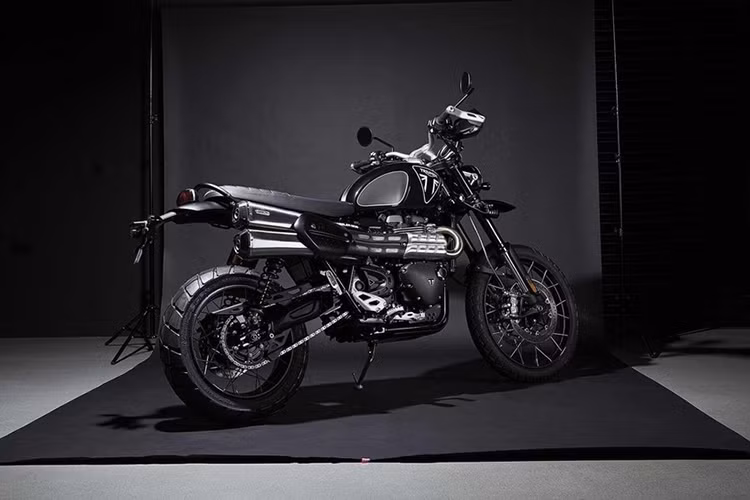 Lấy cảm hứng từ phần phim "No Time to Die" trong loạt phim James Bond, mẫu xe Triumph Scrambler 1200 Bond Edition được phát triển lên từ phiên bản Scrambler 1200 xe, khoác trên mình bộ cánh màu Đen Sapphire, điểm nhấn trên đó là các chi tiết màu vàng kim.