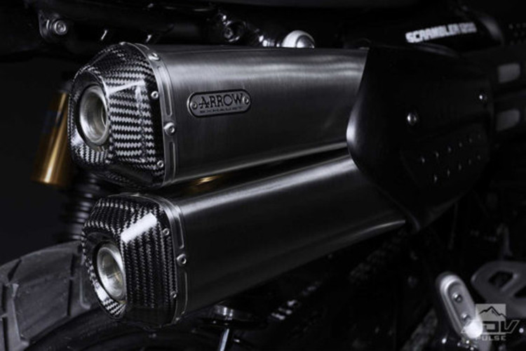 Theo đại diện hãng xe môtô Triumph cho biết mỗi chiếc Scrambler 1200 Bond Edition đều đi kèm chữ ký của Nick Bloor, CEO của Triumph.