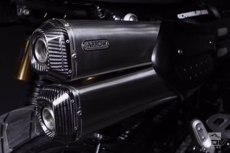 Theo đại diện hãng xe môtô Triumph cho biết mỗi chiếc Scrambler 1200 Bond Edition đều đi kèm chữ ký của Nick Bloor, CEO của Triumph.