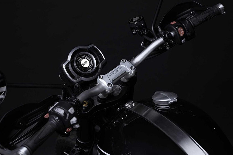 Là phiên bản giới hạn nên mẫu xe môtô Triumph Scrambler 1200 Bond Edition cũng có một số trang bị đặc biệt như gù nâng tay lái bằng nhôm, bình xăng có logo Triumph kích thước lớn và ốp kê đầu gối trên bình xăng.