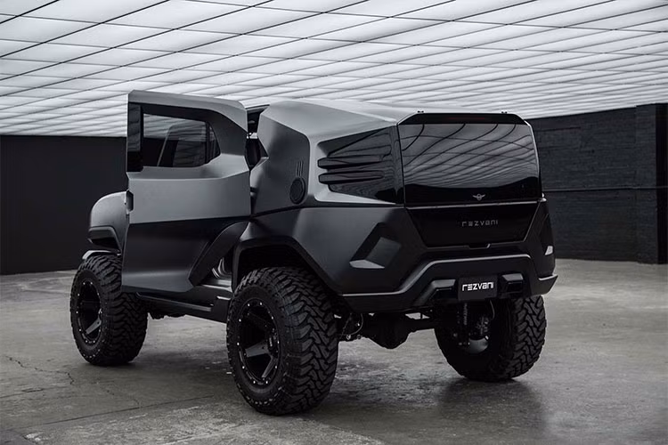 Chưa hết, chiếc SUV bọc thép chống đạn của nam ca sỹ người Mỹ còn được trang bị kính màu tối đảm bảo sự riêng tư và hệ thống camera nhiệt quan sát ban đêm. Tất cả những tính năng này khiến chiếc Rezvani Tank của Chris Brown có giá lên đến 350.000 USD (hơn 8 tỷ đồng).