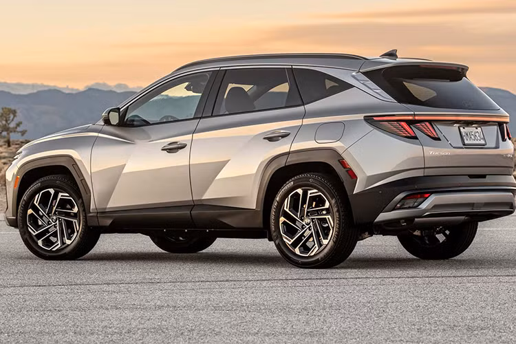 Dù Hyundai Thành công chưa xác nhận thông tin này nhưng kế hoạch ra mắt Tucson 2025 tại Việt Nam được cho là có căn cứ bởi mô hình hiện bán tại bán tại nước ta (ra mắt tháng 12/2021) đã chậm cải tiến so với đối thủ trong khi thị trường quốc tế đã đón nhận phiên bản mới từ tháng 11/2023.