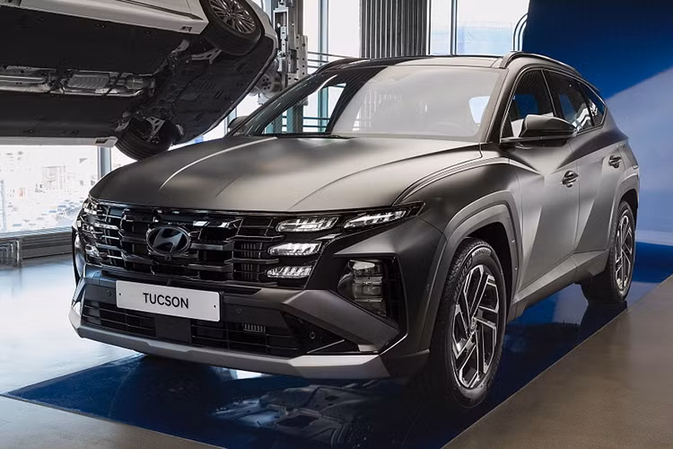 Để dọn kho chờ đón phiên bản mới, đại lý đang giảm 35-45 triệu đồng cho khách mua Tucson, tương đương với 50% lệ phí trước bạ. Theo chia sẻ từ nhân viên tư vấn, lượng xe còn trong kho không nhiều, chủ yếu còn bản 1.6L máy xăng tăng áp giá 919 triệu đồng. Hai bản máy xăng 2.0L gồm Tiêu chuẩn và Đặc biệt đã hết xe.