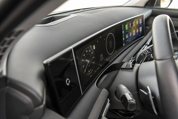 Vô lăng 3 chấu đã được làm lại, không còn sử dụng logo Hyundai. Cần số cũng được di rời vị trí ra phía sau vô lăng tương tự cách Hyundai đã làm với các dòng xe đời mới của mình. Ngoài những thay đổi trên thì Tucson 2024 vẫn giữ nguyên những nét đặc trưng của bản cũ. Chưa rõ mẫu xe này có sự thay đổi nào về hệ thống truyền động hay không.