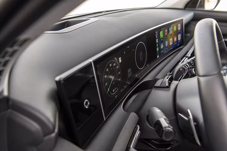 Vô lăng 3 chấu đã được làm lại, không còn sử dụng logo Hyundai. Cần số cũng được di rời vị trí ra phía sau vô lăng tương tự cách Hyundai đã làm với các dòng xe đời mới của mình. Ngoài những thay đổi trên thì Tucson 2024 vẫn giữ nguyên những nét đặc trưng của bản cũ. Chưa rõ mẫu xe này có sự thay đổi nào về hệ thống truyền động hay không.