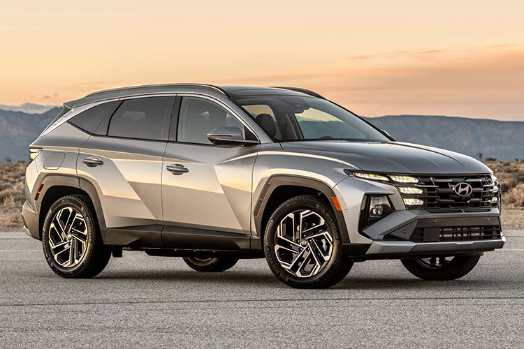 Nguồn tin từ đại lý cho thấy, những khách hàng có nhu cầu mua xe Hyundai Tucson 2025 hiện tại có thể đặt cọc trước. Thời gian giao xe dự kiến vào tháng 10 hoặc tháng 11/2024 tới. Phiên bản nâng cấp này vẫn tiếp tục được lắp ráp tại nhà mày của Hyundai Thành Công tại Ninh Bình.