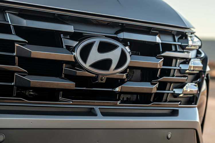 Là phiên bản nâng cấp giữa chu kỳ nên mẫu xe SUV Hyundai Tucson 2025 không có sự thay đổi đáng kể ở ngoại thất, sự khác biệt tập trung ở khu vực đầu xe. Điểm dễ nhận thấy là lưới tản nhiệt đã được thiết kế theo phong cách Parametric Hidden Light, hầm hố hơn trước.