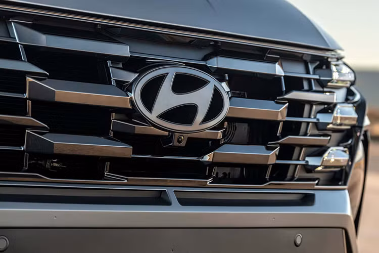 Là phiên bản nâng cấp giữa chu kỳ nên mẫu xe SUV Hyundai Tucson 2025 không có sự thay đổi đáng kể ở ngoại thất, sự khác biệt tập trung ở khu vực đầu xe. Điểm dễ nhận thấy là lưới tản nhiệt đã được thiết kế theo phong cách Parametric Hidden Light, hầm hố hơn trước.