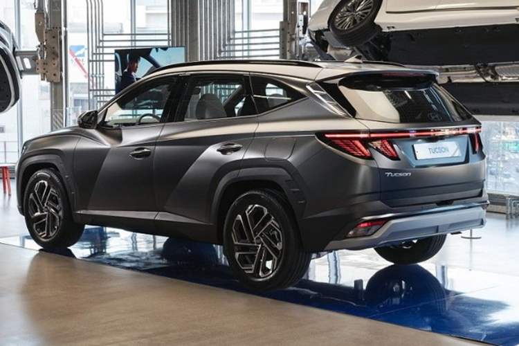 Lựa chọn thứ 2 là máy xăng 2.0L công suất 156 mã lực, mô-men xoắn tối đa 192 Nm, hộp số tự động 6 cấp. Cuối cùng là máy dầu 2.0, sản sinh công suất 186 mã lực, mô-men xoắn tối đa 416 Nm, đi kèm hộp số tự động 8 cấp. Giá xe Hyundai Tucson 2025 chưa hé lộ, bản cũ hiện đang dao động từ 769-919 triệu đồng.