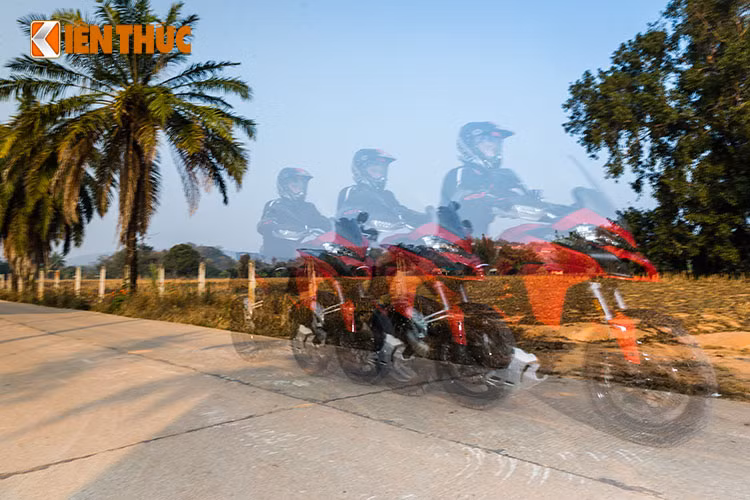 Thử xe bằng việc chuyển chế độ trên công tắc Menu bên tay trái xe với chế độ Sport, Multistrada 1200S cho công suất xe được “tháo khoán” ở mức độ cao nhất. Trong khi đó, kiểm soát lực kéo DTC và hệ thống chống bó cứng phanh tự động chỉnh về chế độ vừa phải đủ để mọi tay lái cảm thấy phấn khích tột độ.