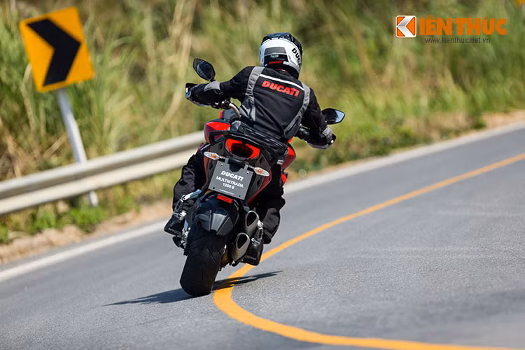 Ở chế độ Touring, nó sẽ giúp người lái có thêm sức mạnh khi đối mặt những con đường dài bất tận. Công suất của xe sẽ đạt tới xấp xỉ 160 mã lực, nhưng vận hành mang cảm giác mượt mà hơn chế độ Sport. Ở chế độ này, hệ thống DTC tự động lựa chọn ở mức 5/6 cùng ABS ở mức tối đa.