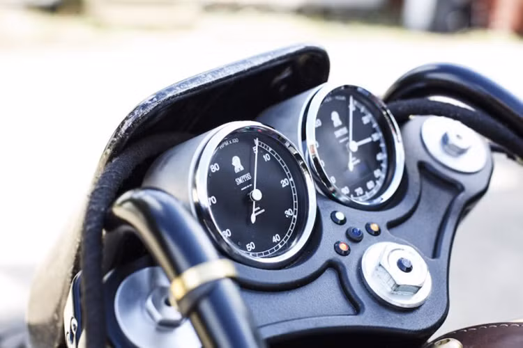 Cụm đồng hồ được trang bị mang dáng dấp của những mẫu "xế nổ" cổ điển, phía trước là một tấm ốp gió nhỏ bảo vệ khu vực đèn và đồng hồ.