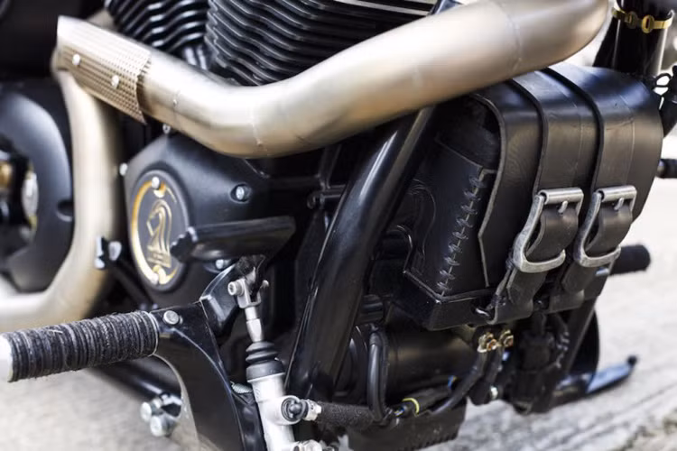 "Trái tim" của Victory Hammer là cỗ máy V-twin 1650cc mạnh mẽ. Xe sở hữu hộp số sáu cấp và dây đai có răng chứ không phải xích truyền thống.