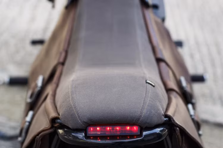 Bề ngang của yên xe khá hẹp với chất liệu da thuộc thủ công, tuy nhiên vẫn có thể dùng được cho hai người. Đi kèm với đó là cụm đèn hậu LED nhỏ gọn được gắn ngay dưới yên.