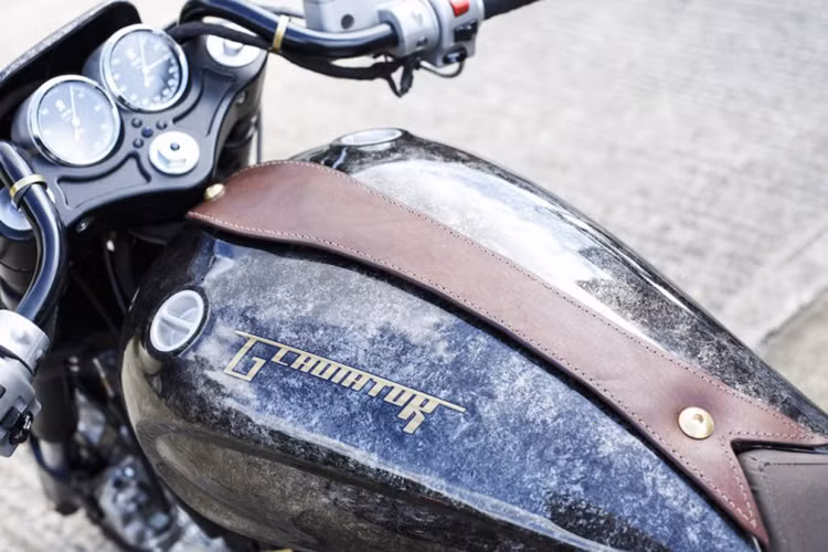 Bình xăng xe với lớp sơn được làm theo kiểu nhám mang phong cách cổ điển khá độc, nó còn được gắn thêm họa tiết là miếng da trang trí cùng logo của hãng độ ra mẫu xe này.