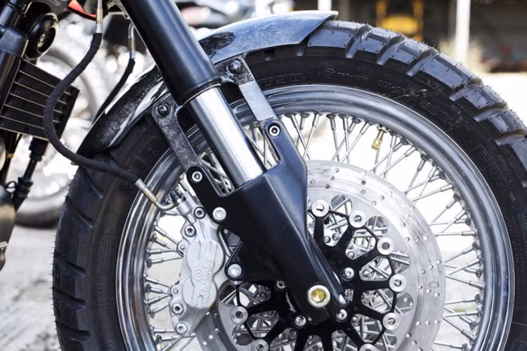 Victory 1650cc Hammer được trang bị bộ vành nan làm bằng kim loại bóng loáng, xe sử dụng phanh đĩa đôi cho bánh trước và đơn cho bánh sau.