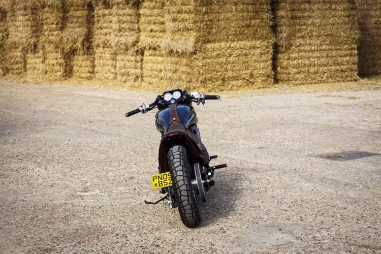 Đuôi xe với phần dè sau được lược bớt tạo dáng vẻ hầm hố và mạnh mẽ khi nhòn từ phía sau.