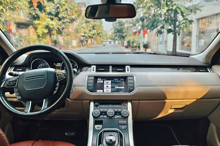 So với các mẫu xe gầm cao hạng A, Range Rover Evoque có nhiều ưu điểm nổi bật như; Thương hiệu sang trọng: Là sản phẩm của Land Rover – thương hiệu danh tiếng về SUV hạng sang, Evoque có giá trị nhận diện cao hơn hẳn. 