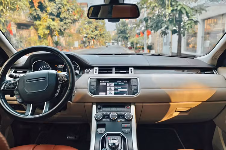 So với các mẫu xe gầm cao hạng A, Range Rover Evoque có nhiều ưu điểm nổi bật như; Thương hiệu sang trọng: Là sản phẩm của Land Rover – thương hiệu danh tiếng về SUV hạng sang, Evoque có giá trị nhận diện cao hơn hẳn. 