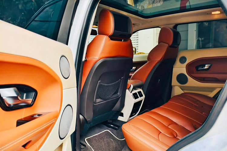 Trang bị cao cấp: Ghế trước chỉnh điện đa hướng, tích hợp sưởi, màn hình trung tâm 8 inch hiển thị hai nội dung riêng biệt, cửa sổ trời toàn cảnh, hệ thống âm thanh Meridian cao cấp, phanh tay điện tử và cần số dạng núm xoay.