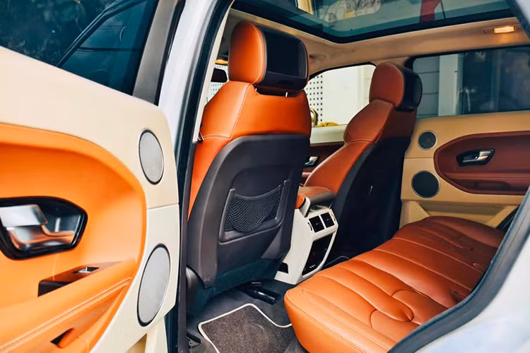 Trang bị cao cấp: Ghế trước chỉnh điện đa hướng, tích hợp sưởi, màn hình trung tâm 8 inch hiển thị hai nội dung riêng biệt, cửa sổ trời toàn cảnh, hệ thống âm thanh Meridian cao cấp, phanh tay điện tử và cần số dạng núm xoay.