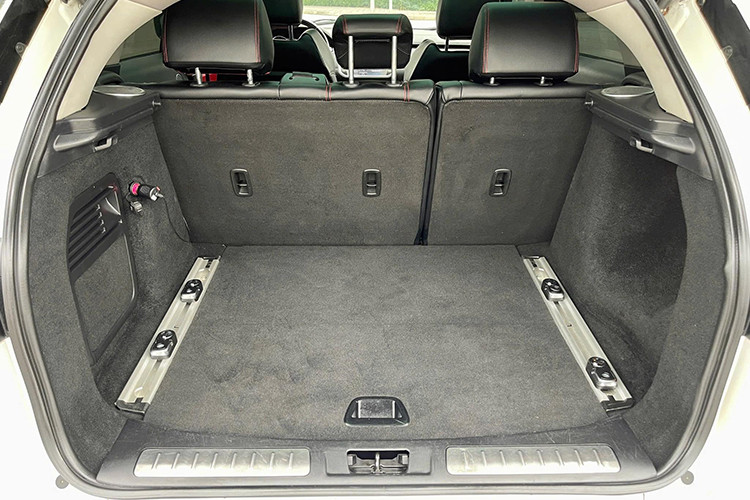 Khả năng offroad nhẹ: Nhờ hệ thống Terrain Response, khoảng sáng gầm tốt, góc tới 25 độ, góc thoát 33 độ và khả năng lội nước 500 mm. Trong khi đó, các mẫu xe như Kia Sonet hay Toyota Raize chủ yếu phục vụ nhu cầu đô thị, chỉ có khoảng sáng gầm đủ để leo vỉa hoặc đi qua địa hình xấu nhẹ.