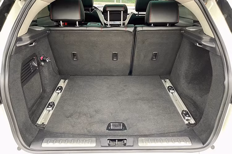 Khả năng offroad nhẹ: Nhờ hệ thống Terrain Response, khoảng sáng gầm tốt, góc tới 25 độ, góc thoát 33 độ và khả năng lội nước 500 mm. Trong khi đó, các mẫu xe như Kia Sonet hay Toyota Raize chủ yếu phục vụ nhu cầu đô thị, chỉ có khoảng sáng gầm đủ để leo vỉa hoặc đi qua địa hình xấu nhẹ.