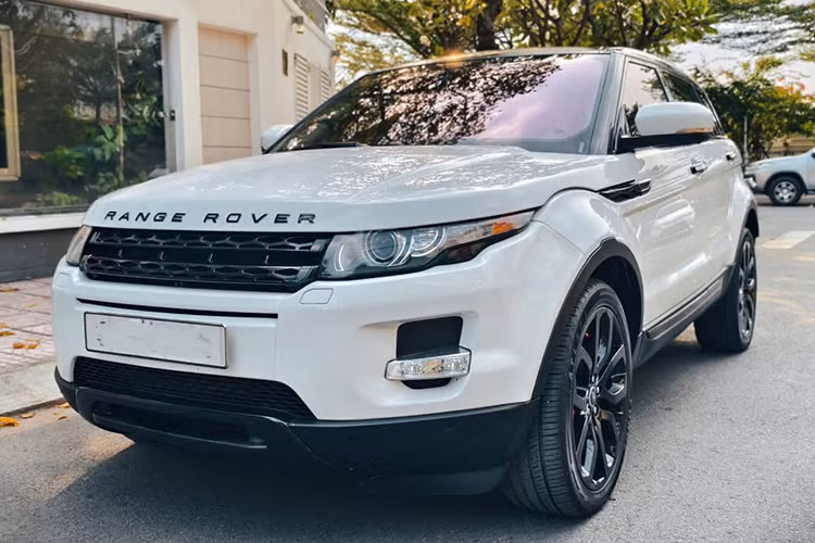 Mức giá xe Range Rover Evoque 2012 đang rao bán trên sàn xe cũ Việt này chỉ tương đương với một số mẫu CUV hạng A mới như Kia Sonet, Toyota Raize hay Hyundai Venue. Tuy nhiên, Evoque mang đến giá trị thương hiệu, trang bị tiện nghi và khả năng vận hành vượt trội.